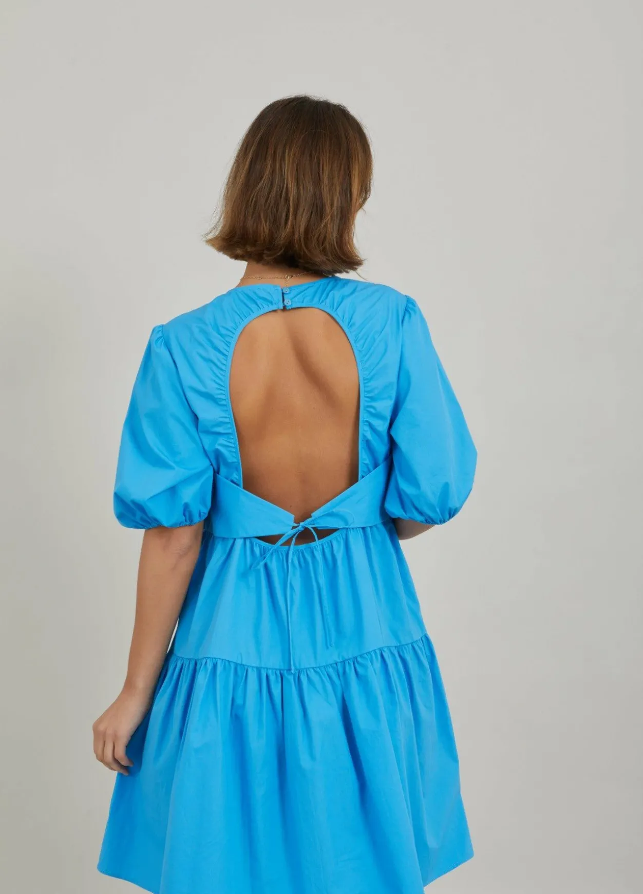 Short Dress W. Open Back